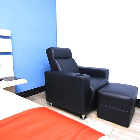 Oyo 592 Budget Hotel By The Harbour Padang  Esterno foto