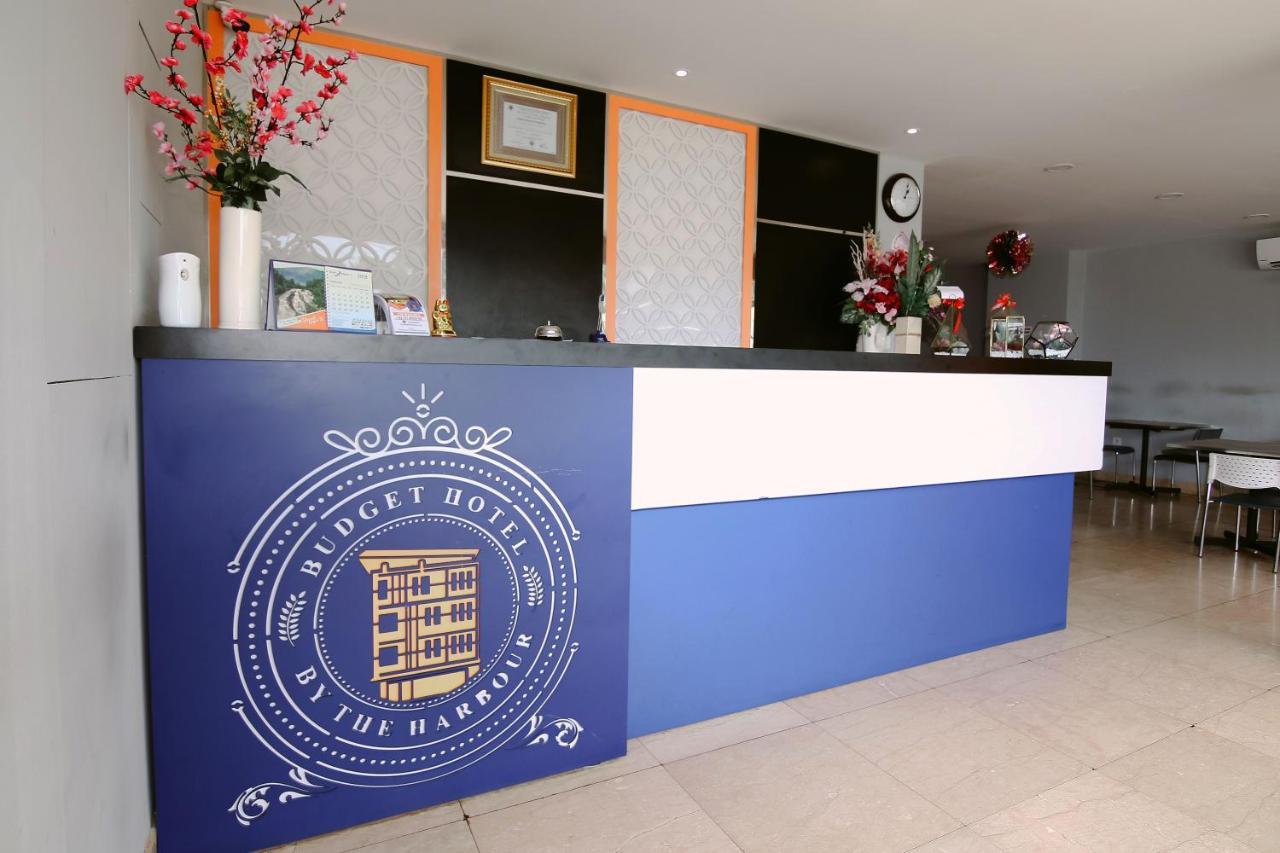 Oyo 592 Budget Hotel By The Harbour Padang  Esterno foto