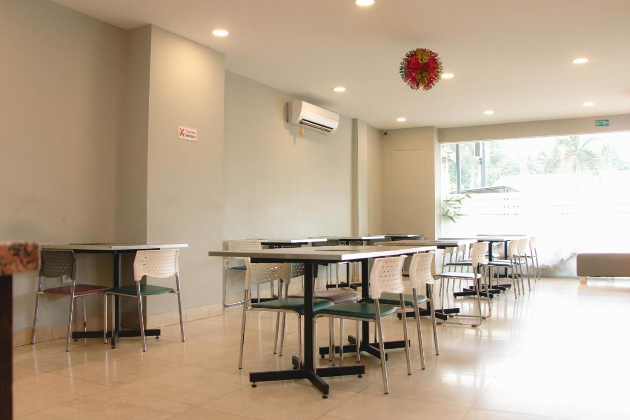 Oyo 592 Budget Hotel By The Harbour Padang  Esterno foto
