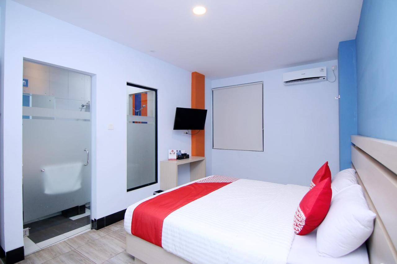 Oyo 592 Budget Hotel By The Harbour Padang  Esterno foto
