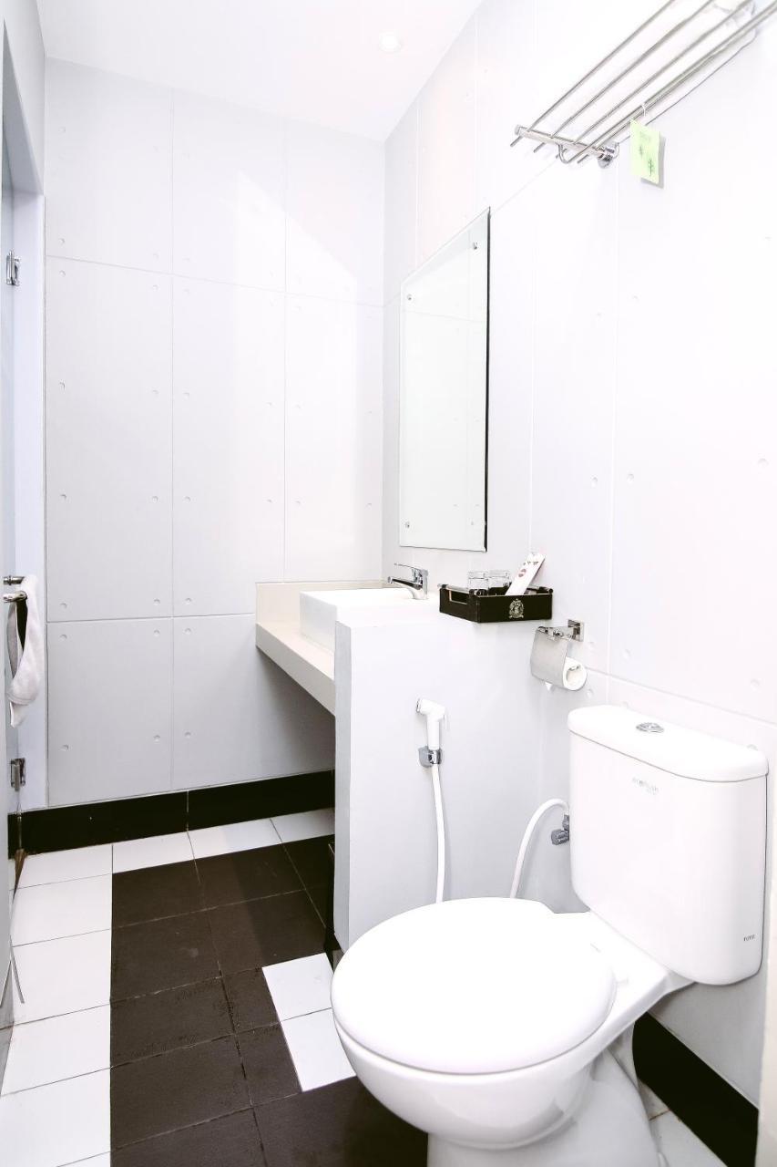 Oyo 592 Budget Hotel By The Harbour Padang  Esterno foto