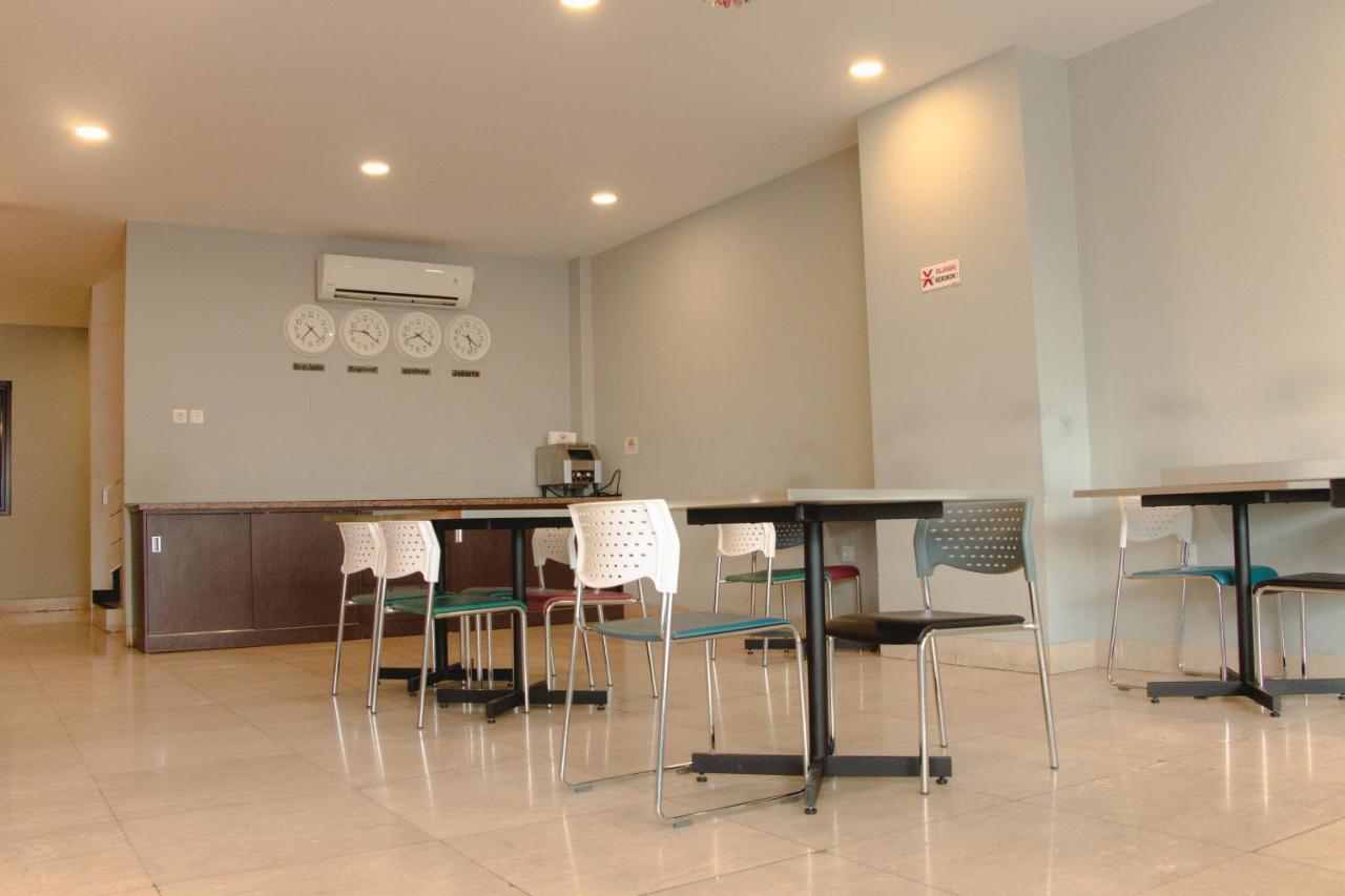 Oyo 592 Budget Hotel By The Harbour Padang  Esterno foto