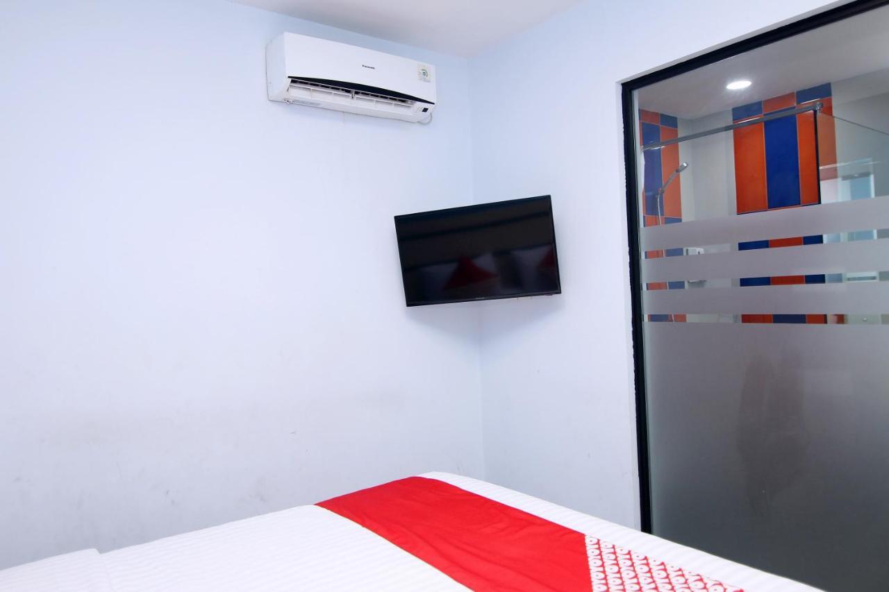 Oyo 592 Budget Hotel By The Harbour Padang  Esterno foto