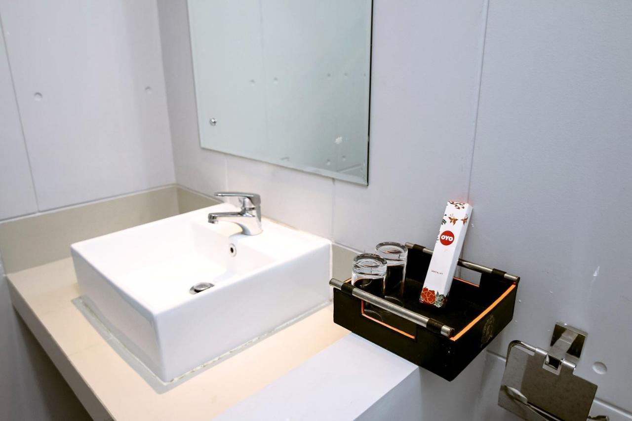 Oyo 592 Budget Hotel By The Harbour Padang  Esterno foto