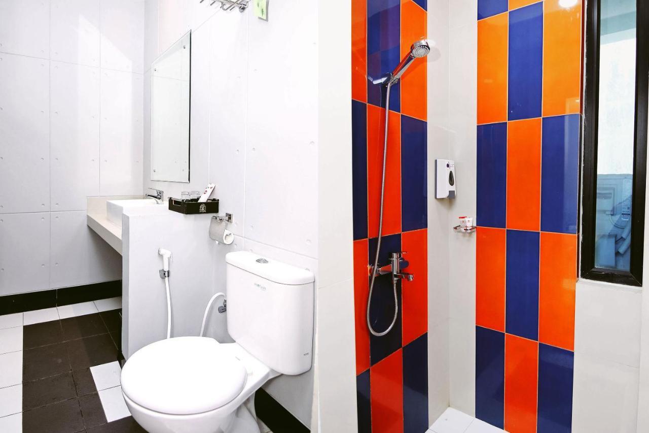 Oyo 592 Budget Hotel By The Harbour Padang  Esterno foto